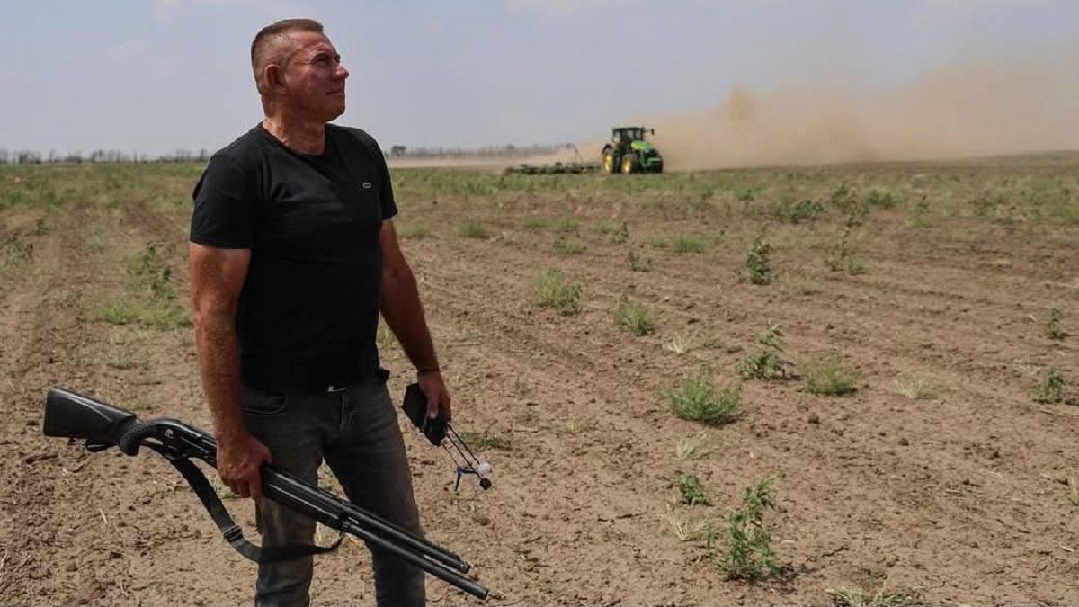Після деокупації Херсонщини фермер розміновував поля та полював за дронами / фото Івана Антипенка Після деокупації Херсонщини фермер розміновував поля та полював за дронами / фото Івана Антипенка