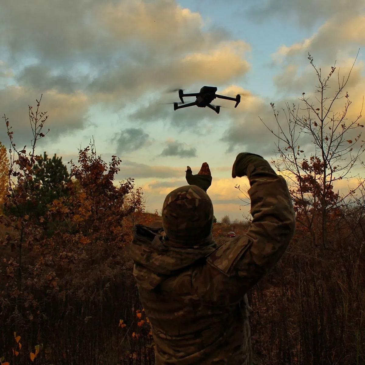 Серед FPV – є ударні-камікадзе різного розміру та ще ударні для скидів / фото Дмитро Следюк Серед FPV – є ударні-камікадзе різного розміру та ще ударні для скидів / фото Дмитро Следюк