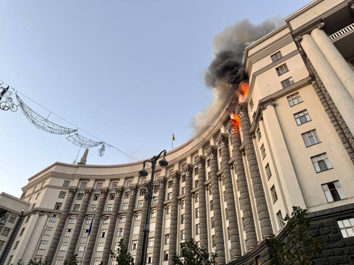 Эксперт прокомментировал российский удар по зданию Кабмина / фото ГСЧС Украины Эксперт прокомментировал российский удар по зданию Кабмина / фото ГСЧС Украины