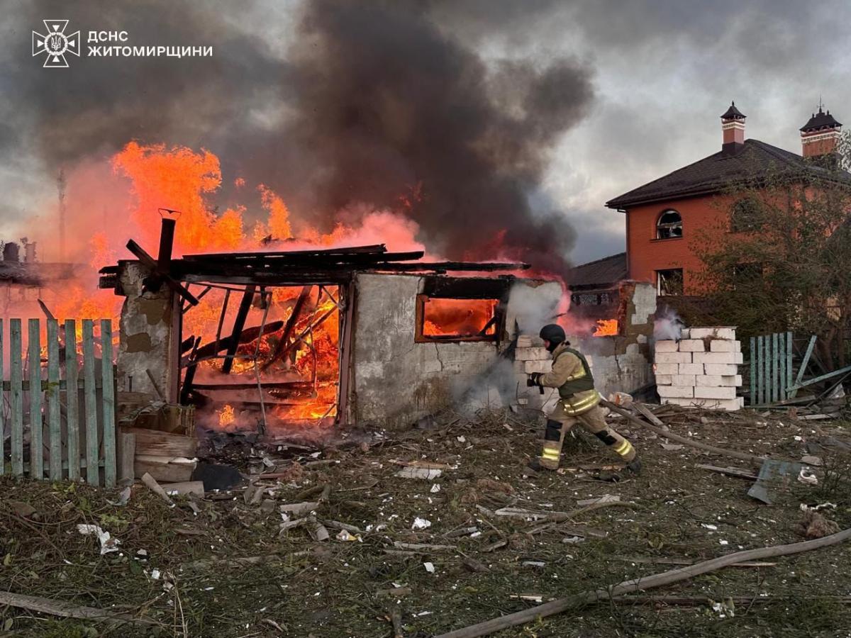 Окупанти вдарили по Житомирщині / фото ДСНС Окупанти вдарили по Житомирщині / фото ДСНС