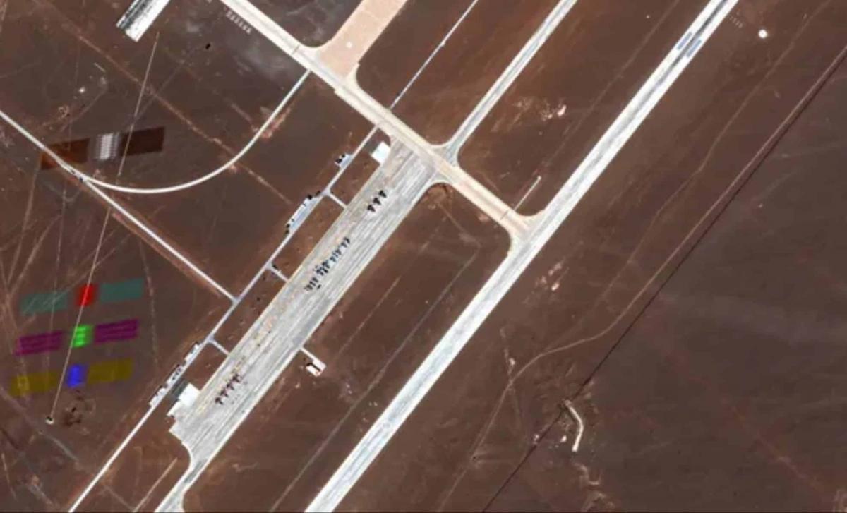 Супутник SpaceX випадково зробив рідкісний знімок секретної китайської авіабази Супутник SpaceX випадково зробив рідкісний знімок секретної китайської авіабази