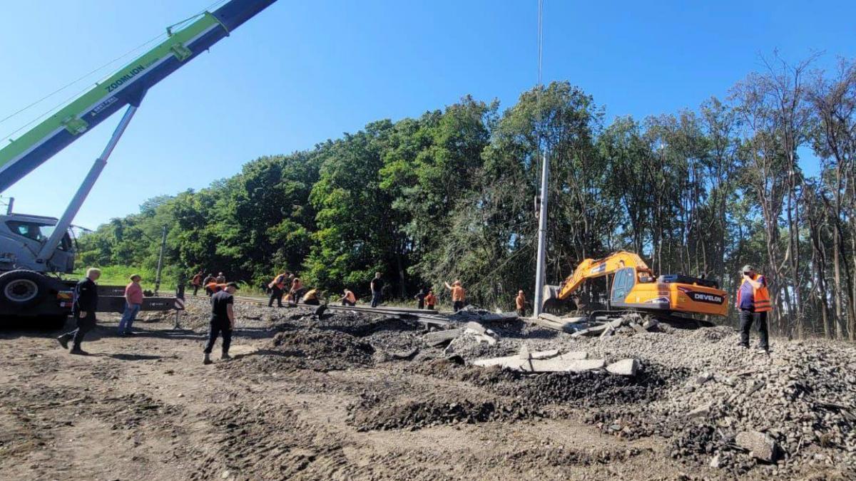 Вибух у потязі на Київщині: пошкоджений рухомий склад прибрали, вкладатимуть нові рейки Вибух у потязі на Київщині: пошкоджений рухомий склад прибрали, вкладатимуть нові рейки