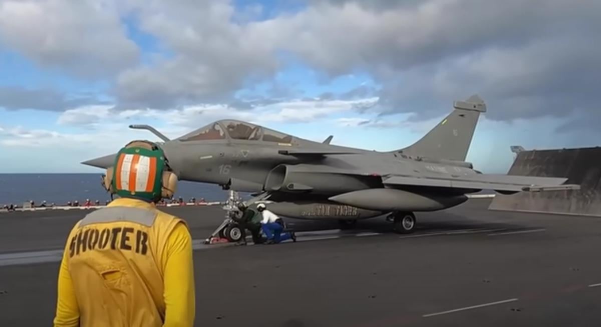 Французские истребители Rafale, которые перебросили в Польшу, являются носителями ядерного вооружения / Фото: скриншот из видео Французские истребители Rafale, которые перебросили в Польшу, являются носителями ядерного вооружения / Фото: скриншот из видео