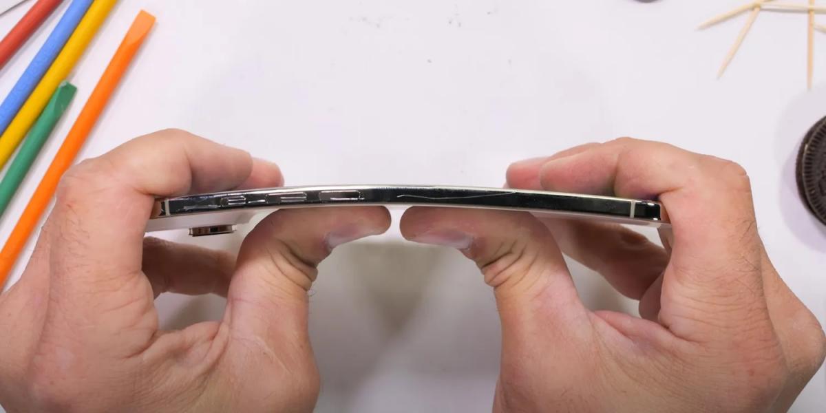 iPhone Air пройшов тест на міцність JerryRigEverything / Скріншот відео iPhone Air пройшов тест на міцність JerryRigEverything / Скріншот відео