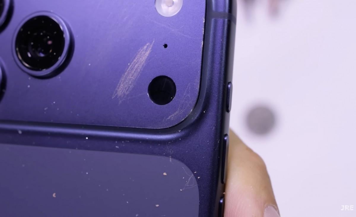 Тест на міцність підтвердив, що iPhone 17 Pro вразливі до подряпин / Скриншот Тест на міцність підтвердив, що iPhone 17 Pro вразливі до подряпин / Скриншот