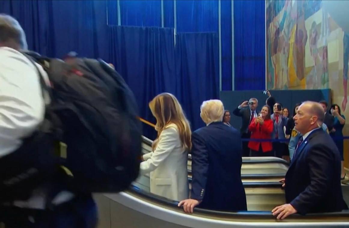 Ескалатор в ООН зупинився, коли Трамп ступив на нього / скриншот Ескалатор в ООН зупинився, коли Трамп ступив на нього / скриншот