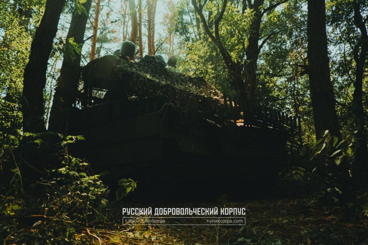 на озброєнні корпусу є також трофейні бронетранспортери БТР-82 на озброєнні корпусу є також трофейні бронетранспортери БТР-82