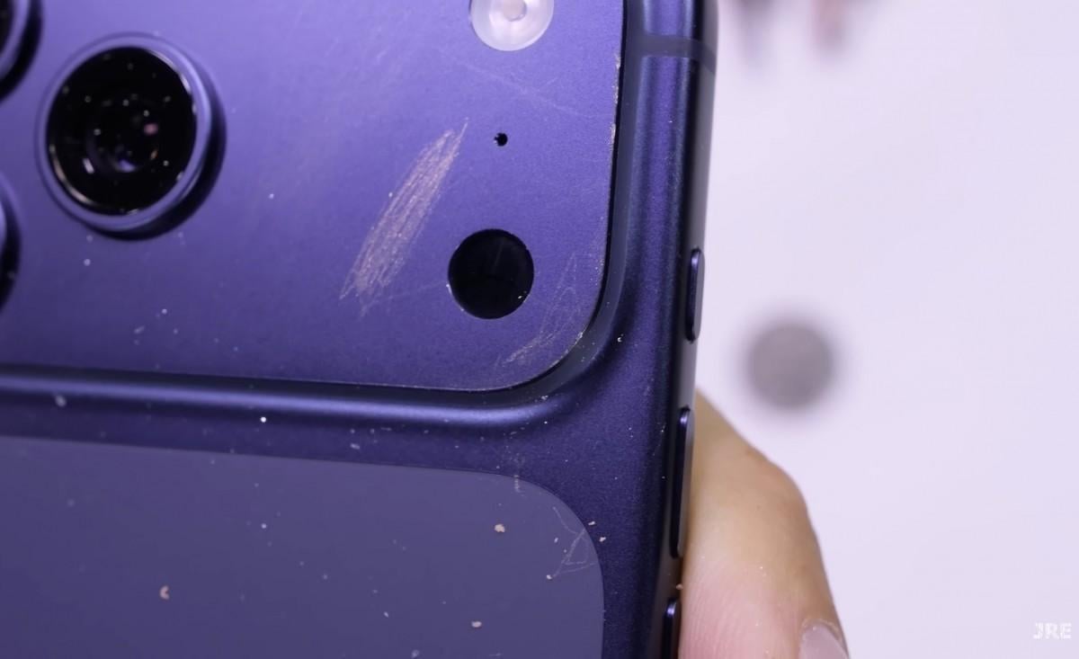 Тест на міцність підтвердив, що iPhone 17 Pro легко дряпаються / фото JerryRigEverything Тест на міцність підтвердив, що iPhone 17 Pro легко дряпаються / фото JerryRigEverything