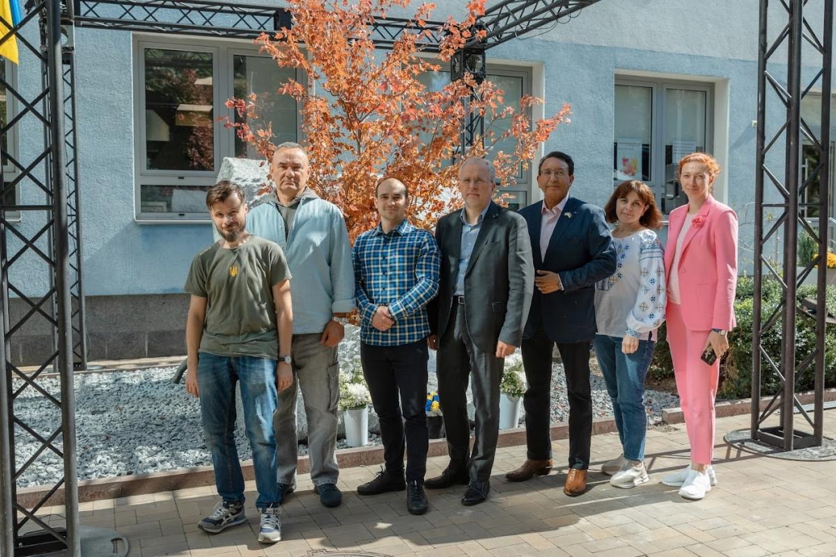 Відкриття монумента пам’яті загиблих працівників в головному офісі 'Київстар' Відкриття монумента пам’яті загиблих працівників в головному офісі 'Київстар'