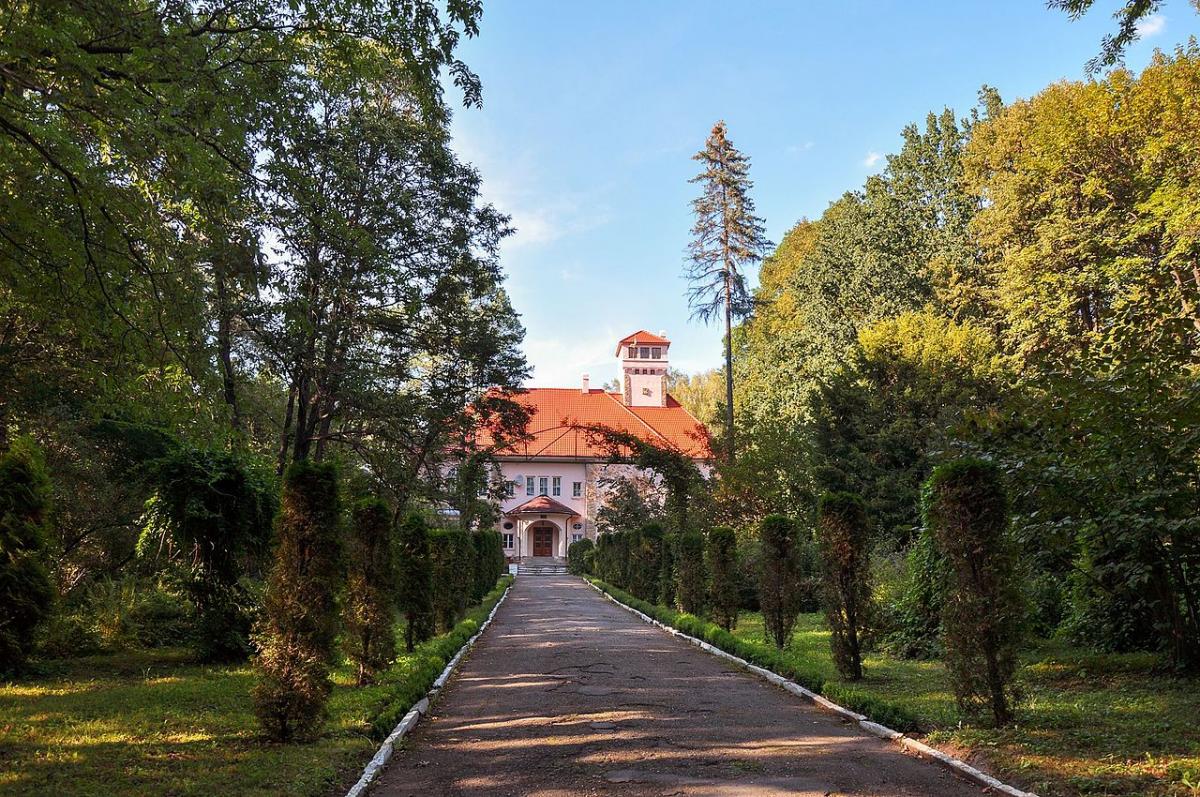 Сторожинецький дендрологічний парк і маєток Оренштайнів / фото uk.wikipedia.org/Rbrechko