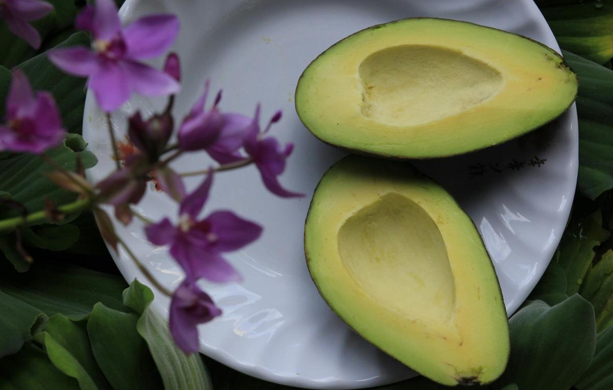 Як зберігати половинку авокадо, щоб воно не потемніло: експерти назвали найкращий спосіб