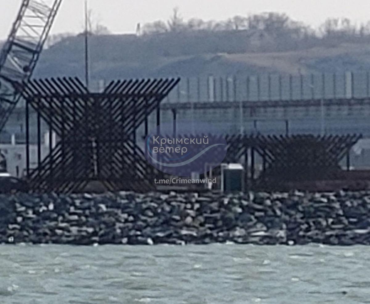Окупанти топлять у морі "їжаки", щоб захистити міст / фото - телеграм-канал "Кримський вітер" Окупанти топлять у морі "їжаки", щоб захистити міст / фото - телеграм-канал "Кримський вітер"