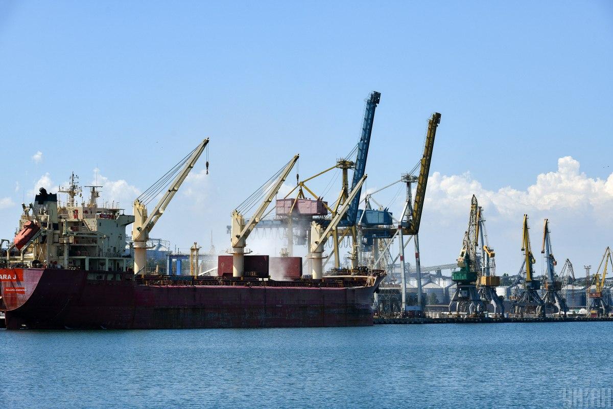 Концессия порта Черноморск угрожает морю и городам из-за игнорирования экостандартов / фото УНИАН, Косарев Александр Концессия порта Черноморск угрожает морю и городам из-за игнорирования экостандартов / фото УНИАН, Косарев Александр
