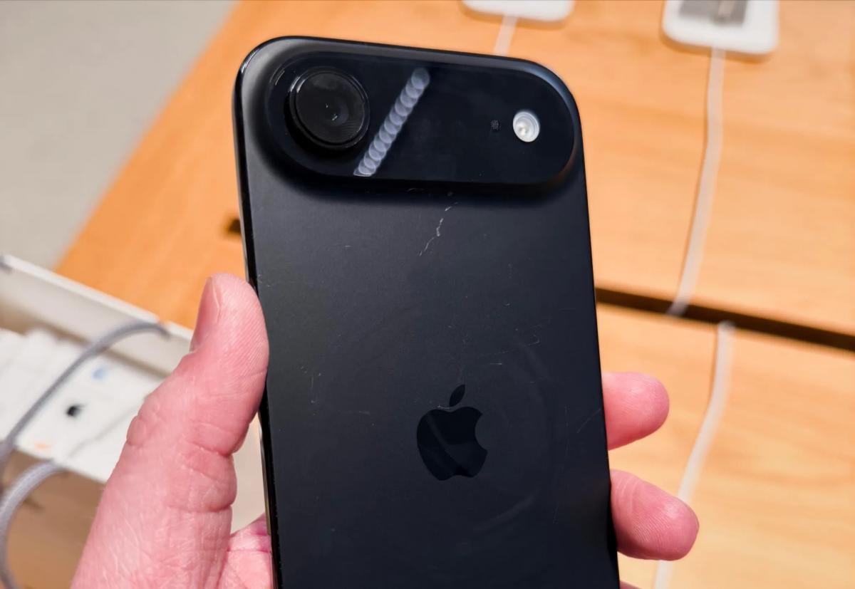 Щоб позбутися подряпин на iPhone 17 Pro, Apple рекомендує сольовий розчин / фото 9to5Mac Щоб позбутися подряпин на iPhone 17 Pro, Apple рекомендує сольовий розчин / фото 9to5Mac