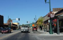 "Не чувствуют себя желанными гостями": маленький городок покинули туристы