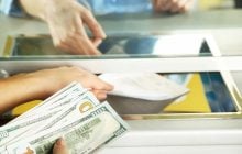 Чи варто купувати долари зараз чи зачекати: експерти поділилися порадами з українцями