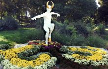 На Певческом поле в Киеве открылась астрологическая выставка хризантем (фоторепортаж)