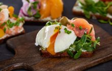 Трех поваров спросили, как готовить идеальные яйца пашот: все назвали одно главное условие