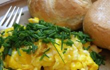 Секрет идеальной яичницы-болтуньи - в одном ингредиенте, который можно добавить вместо молока