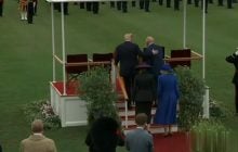 Під час візиту до Великої Британії Трамп кілька разів грубо порушив правила етикету (відео)