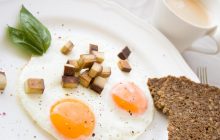 Как приготовить вкусную яичницу без сковороды: простой рецепт без лишних хлопот