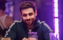 Известный украинский актер, который лишился пальца, показался с протезом (фото)