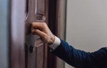 Почему в СССР входные двери открывались внутрь: ответ может вас удивить