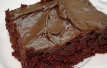 Проще не бывает: как испечь роскошный шоколадный пирог всего из трех ингредиентов