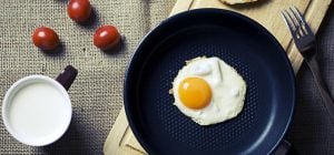 Смажити яйця на соняшниковій або вершковому маслі - кам'яний вік: що додати замість них