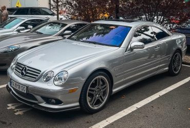 Один із 777 екземплярів: у Києві помітили дуже рідкісний спорткар Mercedes 2000-х (фото)