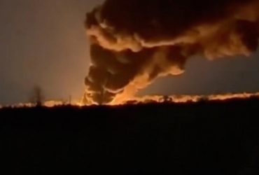 В окупованому Луганську уражено важливу нафтобазу: у місті спалахнула пожежа (відео)