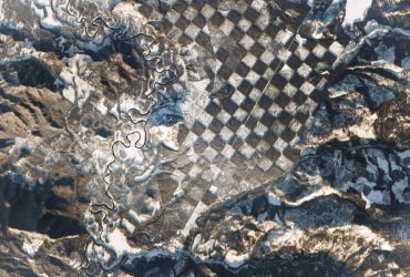 Астронавт сфотографировал из космоса гигантскую шахматную доску, окружающую реку