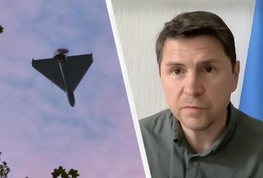 Цілком свідома стратегія: Подоляк розкрив, навіщо РФ атакувала Польщу дронами