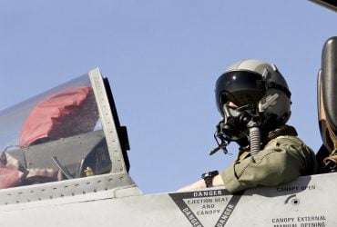 Почему пилотам истребителей нужно носить маски: ответ знают немногие