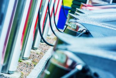 Как кофе в киоске: сколько сейчас стоит зарядить электромобиль в Украине