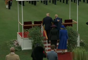 Під час візиту до Великої Британії Трамп кілька разів грубо порушив правила етикету (відео)