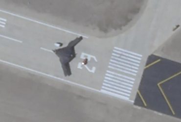 На випробовувальній базі Китаю засвітилось таємниче літаюче крило (фото)