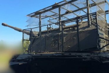 Росія ставить мангали та РЕБ на свої гаубиці, щоб рятувати їх від дронів (фото)