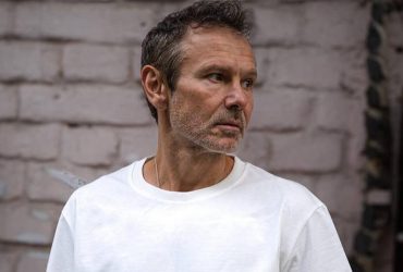 Зал - это скучно: Вакарчук раскрыл секрет своего стального пресса в 50 лет