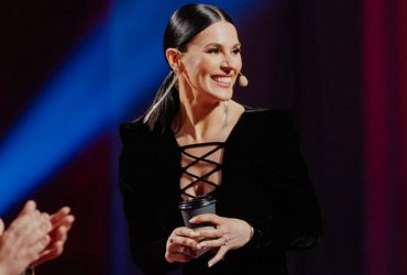 Історичний момент для Ліги Сміху: зіркова тренерка Маша Єфросиніна стала ведучою ювілейного сезону