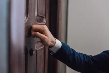 Чому в СРСР вхідні двері відчинялися всередину: відповідь може вас здивувати