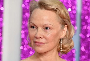 Памела Андерсон відмовилася від фірмового блонда і вразила різкою зміною зачіски (фото)