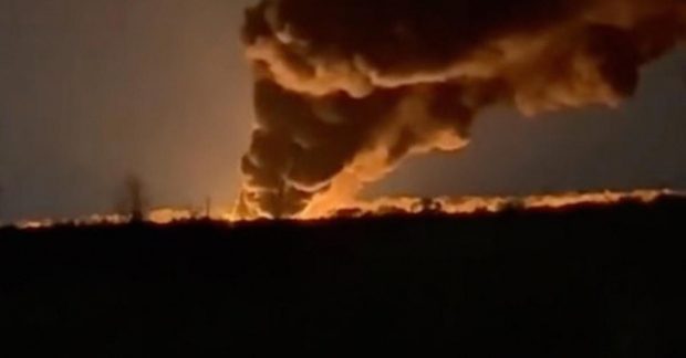 占領された都市では、ロシア連邦の軍隊のための重要な石油基地が攻撃されます