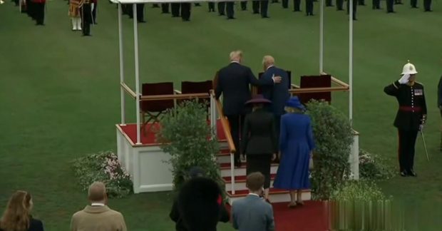 Дональд Трамп кілька разів порушив правила етикету під час візиту до Британії