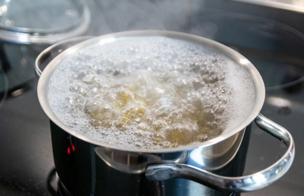 Вода больше не будет "убегать" из кастрюли: вот что нужно для этого сделать