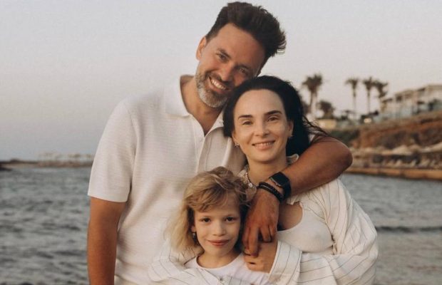 Дружина Тімура Мірошниченка відверто розповіла про труднощі у навчанні названої доньки