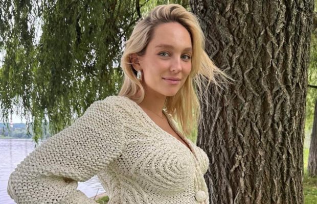 Популярна співачка розповіла про труднощі під час вагітності: "Виживала вдома на дивані"