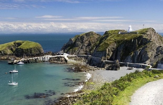 Без авто, але з цілодобовим пабом: названо острів у Британії, який вражає своєю атмосферою