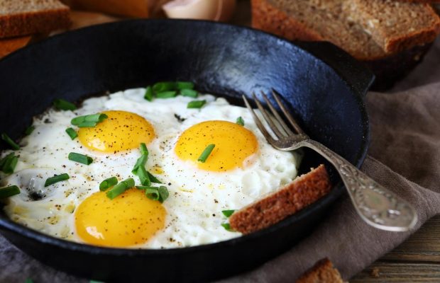 Яичница получится идеальной, если масло заменить этим: простой лайфхак, который изменит все