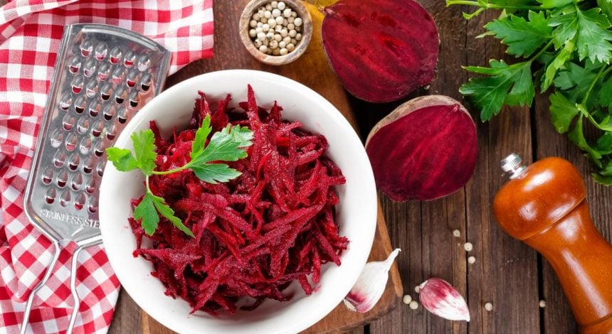 Гости не смогут оторваться от салата: четыре вкусных рецепта из свеклы